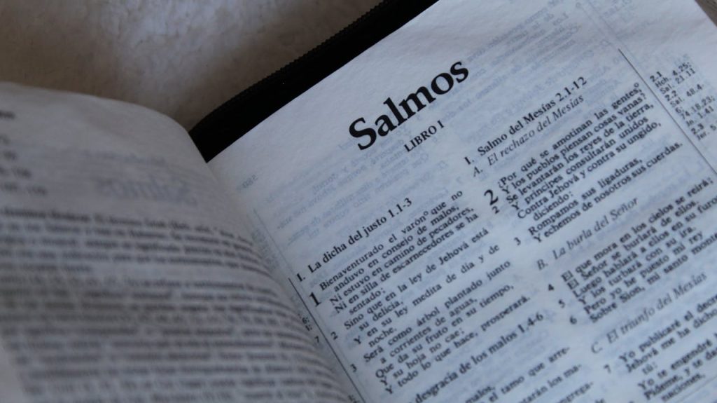 Close-up of an open Bible displaying the book of Psalms in Spanish.